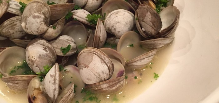 Steamed clams in white wine